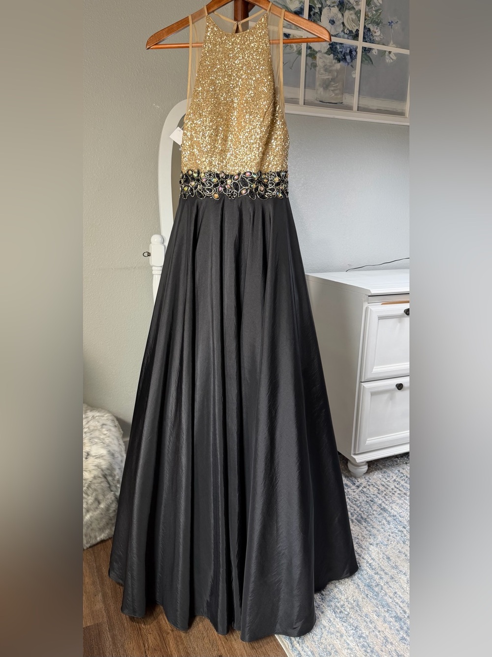NWOT Madison James Black and Gold Embellished Evening Prom Dress Size 4 Formal